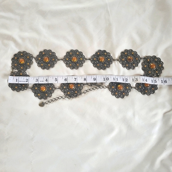 VTG Bronze Tone & Amber Lucite Flower Hippie Chain Belt w/ Rhinestone Ac… - Picture 12 of 13